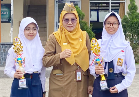 Kepala SMP Negeri 2 Purbalingga, Lelly Faizatillah bersama Syauqina Nurin Imanina juara 2 pada cabang lomba berpidato dan Bonita Bitya Ailsha yang meraih peringkat pertama cabang lomba baca puisi, Senin 12 Oktober 2026