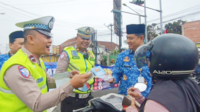Satlantas Polres Purbalingga menggelar sosialisasi Operasi Patuh Candi 2026 di simpang Taman Usman Janatin untuk meningkatkan kesadaran tertib lalu lintas dan pajak kendaraan.