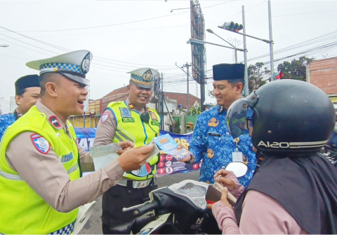 Satlantas Polres Purbalingga menggelar sosialisasi Operasi Patuh Candi 2026 di simpang Taman Usman Janatin untuk meningkatkan kesadaran tertib lalu lintas dan pajak kendaraan.