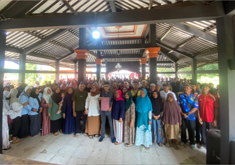 Ratusan warga pendukung tampak mendampingi langkah Mugi Ari menuju sekretariat pendaftaran sebagai bentuk kepedulian serta dukungan moral yang nyata.