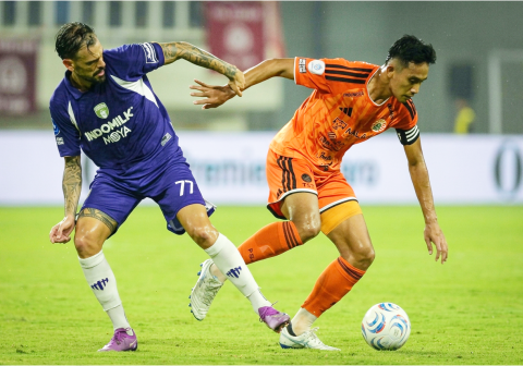 Persita Tangerang sukses menekuk Persija Jakarta dengan skor 3-2 dalam lanjutan Super League berkat gol dramatis pada masa injury time.