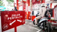 Lonjakan antrean kendaraan di Stasiun Pengisian Bahan Bakar Umum memicu perhatian serius Pertamina. Sumber foto: rri.co.id