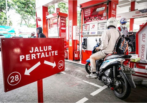 Lonjakan antrean kendaraan di Stasiun Pengisian Bahan Bakar Umum memicu perhatian serius Pertamina. Sumber foto: rri.co.id