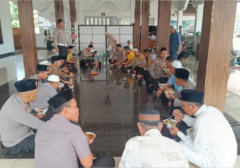 Polres Purbalingga menggelar program Jumat Keliling Polres Purbalingga di Masjid Al Muhajirin guna mempererat silaturahmi, menyampaikan imbauan kamtibmas, serta membagikan bantuan sosial.