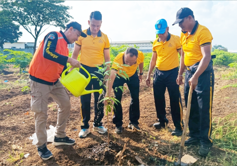 Polres Purbalingga menggelar aksi Green Policing Polres Purbalingga dengan menanam pohon bersama komunitas ojol di Lapangan Kalikabong demi menjaga kelestarian alam.