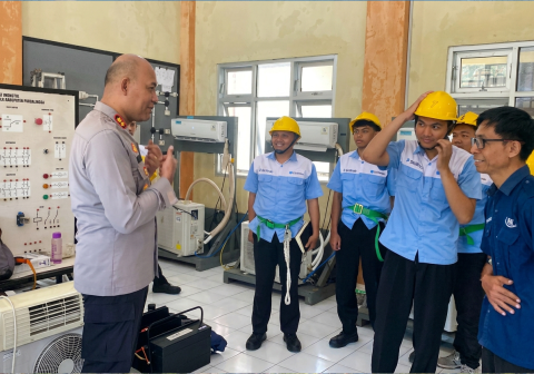 Polres Purbalingga menggandeng Dinperinnaker melalui program Polisi Peduli Pengangguran Purbalingga untuk melatih serta menyalurkan tenaga kerja lokal.