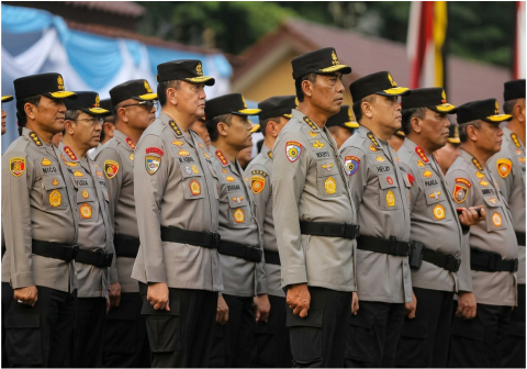 Kapolri Jenderal Suyudi Ario Seto melakukan mutasi Polri terbaru untuk merombak sembilan belas posisi Kapolda dan puluhan perwira.