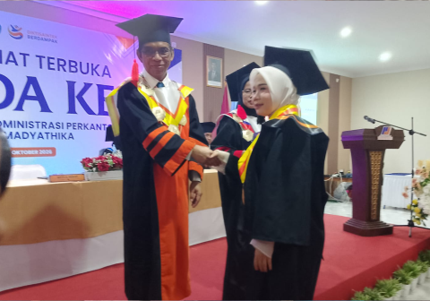 Direktur Politeknik Madyathika Purbalingga, Taufik Dwi Laksono saat Sidang Senat Terbuka Wisuda Ke-1 Program Studi Diploma III Administrasi Perkantoran pada 8 Oktober 2026. Direktur Politeknik Madyathika Purbalingga, Taufik Dwi Laksono saat Sidang Senat Terbuka Wisuda Ke-1 Program Studi Diploma III Administrasi Perkantoran pada 8 Oktober 2026.