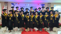 Wisudawan Program Studi Diploma III Administrasi Perkantoran Politeknik Madyathika Purbalingga Bersama Direktur dan para dosen Politeknik Madyathika Purbalingga usai Sidang Senat Terbuka Wisuda Ke-1 di Kampus pada 8 Oktober 2026