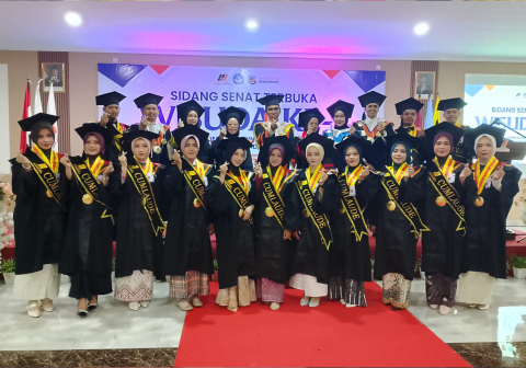 Wisudawan Program Studi Diploma III Administrasi Perkantoran Politeknik Madyathika Purbalingga Bersama Direktur dan para dosen Politeknik Madyathika Purbalingga usai Sidang Senat Terbuka Wisuda Ke-1 di Kampus pada 8 Oktober 2026
