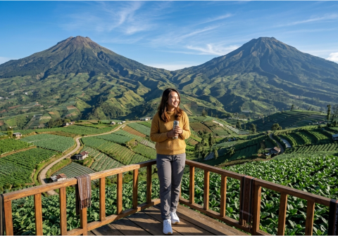 Destinasi Posong yang menyajikan pemandangan spektakuler tujuh puncak gunung sekaligus. Udara pagi yang sangat dingin membalut area perkebunan tembakau serta kopi nan hijau menyejukkan mata.