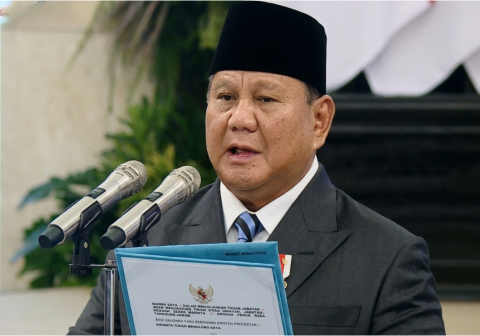 Presiden Prabowo menggelar reshuffle Kabinet Merah Putih dengan melantik menteri serta pejabat baru di Istana Kepresidenan Jakarta. Presiden Prabowo menggelar reshuffle Kabinet Merah Putih dengan melantik menteri serta pejabat baru di Istana Kepresidenan Jakarta.