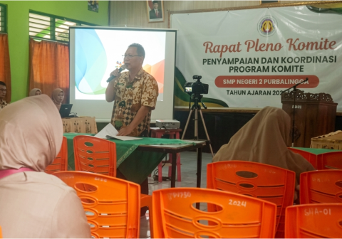 Ketua Komite SMP Negeri 2 Purbalingga, Pramulartono saat Rapat Pleno Komite SMP Negeri 2 Purbalingga di aula pertemuan sekolah setempat, Sabtu, 31 Oktober 2026.