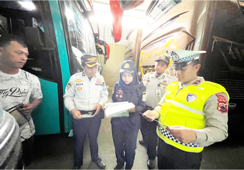 Satlantas Polres Purbalingga menggelar ramp check bus pariwisata di Kemangkon untuk memastikan keselamatan armada dan kenyamanan penumpang.