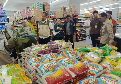 Polres Purbalingga bersama Bapanas memantau stok bahan pangan dan stabilitas harga kebutuhan pokok di Pasar Segamas hingga penggilingan padi.