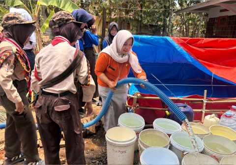 SMP Negeri 1 Kemangkon menyalurkan bantuan air bersih untuk warga Desa Majatengah dan Pelumutan guna menanggulangi krisis air sekaligus melatih kepedulian siswa.