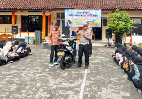 Satlantas Polres Purbalingga menggelar pelatihan safety riding bagi murid SMKN 1 Rembang untuk menumbuhkan budaya tertib berlalu lintas.