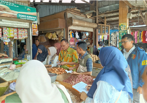 Satreskrim Polres Purbalingga bersama Bapanas melakukan monitoring pasar untuk memastikan ketersediaan, mutu, dan stabilitas harga bahan pangan tetap aman.