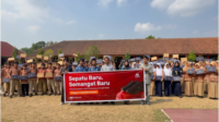Dwi Suyoko, alumnus lulusan tahun 2014 SMP Negeri 1 Mrebet memberikan bantuan 100 pasang sepatu baru bagi para murid