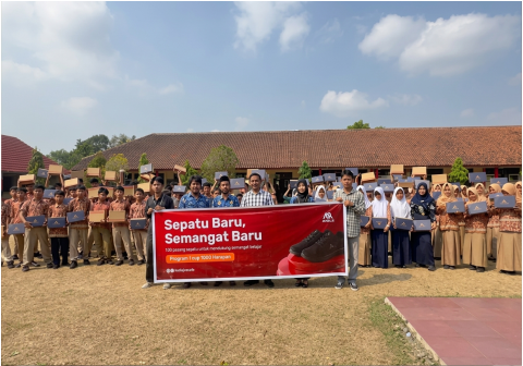 Dwi Suyoko, alumnus lulusan tahun 2014 SMP Negeri 1 Mrebet memberikan bantuan 100 pasang sepatu baru bagi para murid Dwi Suyoko, alumnus lulusan tahun 2014 SMP Negeri 1 Mrebet memberikan bantuan 100 pasang sepatu baru bagi para murid