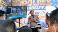 Stand Polres Purbalingga memikat murid  lewat pameran edukasi dan wayang lalu lintas dalam Festival Literasi Purbalingga 2026 secara humanis.