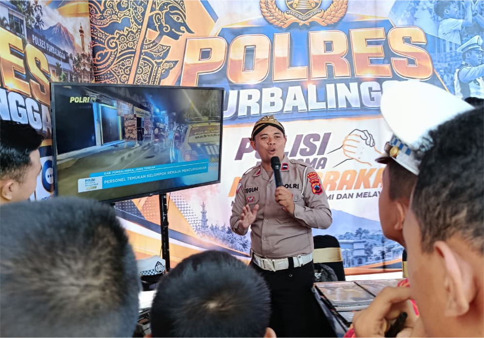 Stand Polres Purbalingga memikat murid  lewat pameran edukasi dan wayang lalu lintas dalam Festival Literasi Purbalingga 2026 secara humanis.