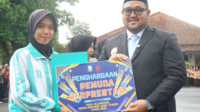 Wakil Bupati Purbalingga Dimas Prasetyahani menyerahkan penghargaan bagi atlet pelajar berprestasi dalam upacara peringatan Hari Sumpah Pemuda ke-98. Wakil Bupati Purbalingga Dimas Prasetyahani menyerahkan penghargaan bagi atlet pelajar berprestasi dalam upacara peringatan Hari Sumpah Pemuda ke-98.