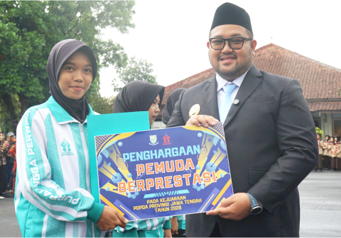 Wakil Bupati Purbalingga Dimas Prasetyahani menyerahkan penghargaan bagi atlet pelajar berprestasi dalam upacara peringatan Hari Sumpah Pemuda ke-98.