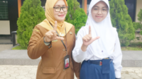 Syauqina Nurin Imanina, Murid Kelas 9G SMP Negeri 2 Purbalingga yang meraih Juara 2 Lomba Pidato MGMP Bahasa Indonesia Purbalingga bersama guru bahasa Indonesia, Septiningsih.