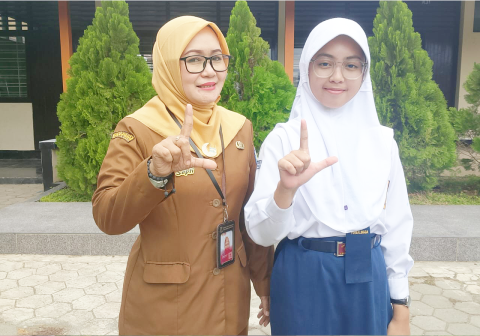 Syauqina Nurin Imanina, Murid Kelas 9G SMP Negeri 2 Purbalingga yang meraih Juara 2 Lomba Pidato MGMP Bahasa Indonesia Purbalingga bersama guru bahasa Indonesia, Septiningsih.