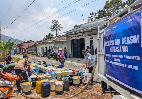 MDMC UMP menyalurkan 28.000 liter air bersih untuk warga terdampak kekeringan di Desa Beluk Pemalang guna memenuhi kebutuhan dasar. MDMC UMP menyalurkan 28.000 liter air bersih untuk warga terdampak kekeringan di Desa Beluk Pemalang guna memenuhi kebutuhan dasar.