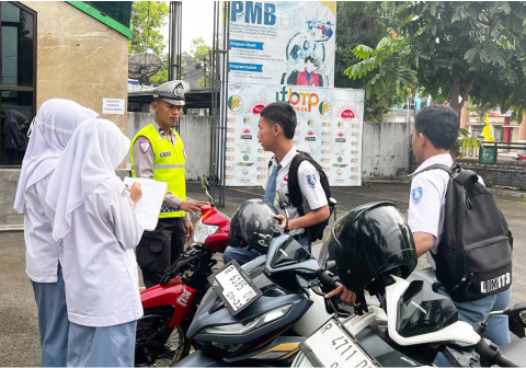 Satlantas Polres Purbalingga menggelar sosialisasi Operasi Patuh Candi 2026 di SMK Muhammadiyah 1 Purbalingga demi meningkatkan disiplin berkendara pelajar.