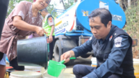 Polres Purbalingga menyalurkan bantuan air bersih sebanyak 12.000 liter untuk membantu warga Kaligondang yang terdampak kekeringan musim kemarau.
