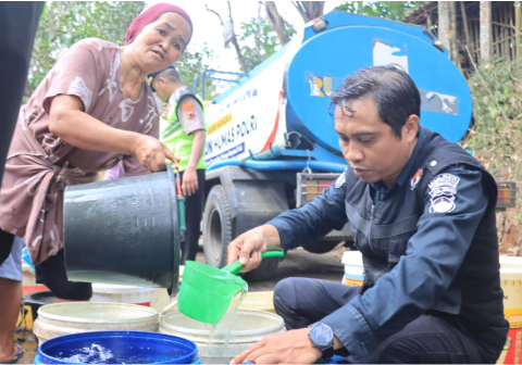 Polres Purbalingga menyalurkan bantuan air bersih sebanyak 12.000 liter untuk membantu warga Kaligondang yang terdampak kekeringan musim kemarau.