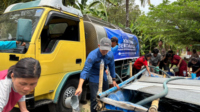 Mahasiswa UMP menyalurkan ribuan liter bantuan air bersih untuk masyarakat terdampak bencana kekeringan di Kabupaten Banyumas.