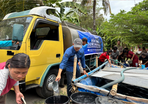 Mahasiswa UMP menyalurkan ribuan liter bantuan air bersih untuk masyarakat terdampak bencana kekeringan di Kabupaten Banyumas. Mahasiswa UMP menyalurkan ribuan liter bantuan air bersih untuk masyarakat terdampak bencana kekeringan di Kabupaten Banyumas.